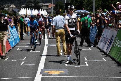 Christopher Froome toma su posición en la parrilla de salida de la 17ª etapa de la 105ª edición del Tour.