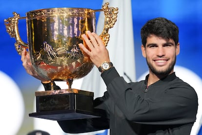 Alcaraz posa con el trofeo de campeón, este miércoles en Pekín.