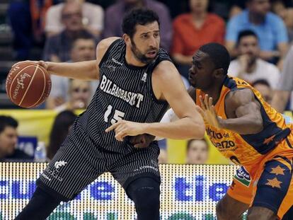 El alero del Valencia Basket, Romain Sato, trata de bloquear a Alex Mumbrú.