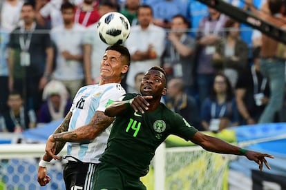 El defensa argentino Marcos Rojo lucha por el balón con el delantero nigeriano Kelechi Iheanacho.