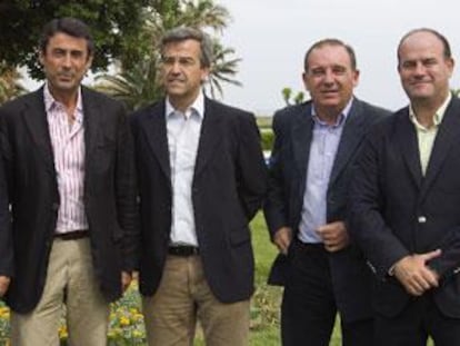 Los alcaldes de las localidades malagueñas de Mijas (Ängel Nozal), Coín (Fernando Fernández), Estepona (José María García Urbano), Vélez-Málaga (Francisco Delgado) y Antequera (Manuel Barón)