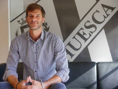 Leo Franco posa durante su presentación como técnico del Huesca.