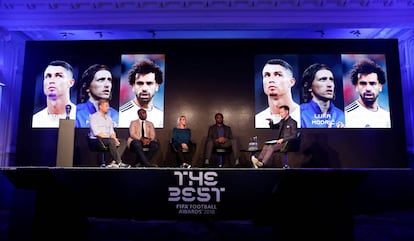 Os ex-jogadores Peter Schmeichel, Campbell, Kelly Smith e Kanu durante o anúncio dos três melhores.