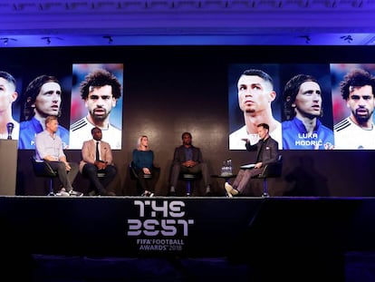 Os ex-jogadores Peter Schmeichel, Campbell, Kelly Smith e Kanu durante o anúncio dos três melhores.