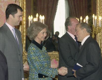Los Reyes de España y el príncipe Felipe, saludan al ex jugador de fútbol, Luis Suárez, durante el acto de entrega de las distinciones de la Real Orden al Mérito Deportivo, concedidas por el Ministerio de Educación, Cultura y Deporte, celebrado el año 2002 en el Palacio Real.