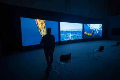 Obra de la muestra 'La Tierra es plana', del cineasta y artista contemporáneo John Akomfrah, en el Centro Andaluz de Arte Contemporáneo (CAAC).