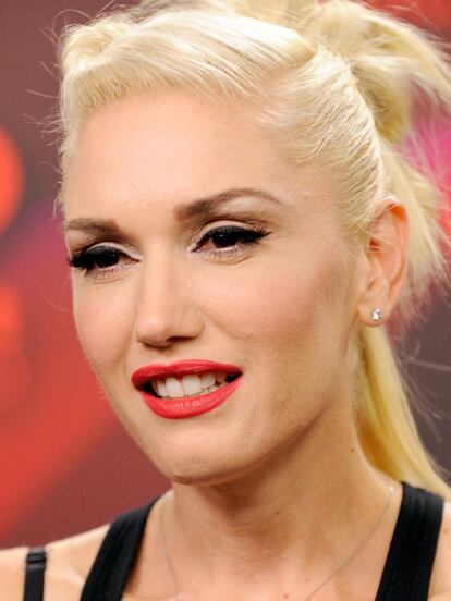 A sus 42 años, Gwen se conserva bastante bien. Aunque tiene algunas arruguitas, lógico con su edad, mantiene su estilo de siempre. Para el maquillaje es fiel al eyeliner negro y los labios en rojo. El pelo, siempre rubio platino.