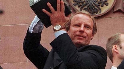 Berti Vogts, con el trofeo de campeón de la Eurocopa 1996.