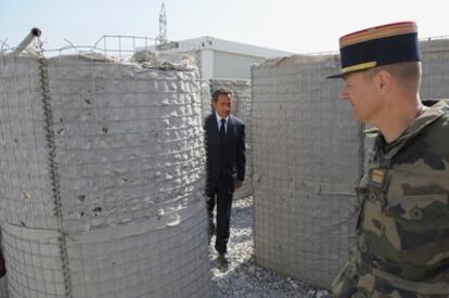 El presidente francés Nicolas Sarkozy durante la visita a las tropas en la base de Tora en la región de Surobi, Afganistán. En su viaje al país centroasiático, Sarkozy ha encontrado el presidente afgano Hamid Karzai