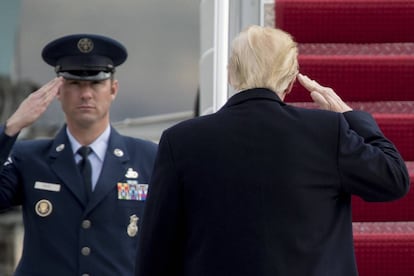 Trump antes de abordar el Air Force One en la base de Andrews.