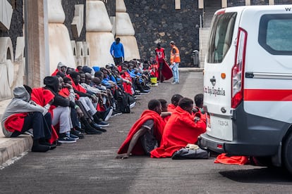 Migrants waiting after receiving blankets and care from the Red Cross at La Restinga in El Hierro; October 4, 2023.