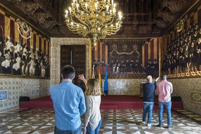 Las pinturas del siglo XVI que decoran las paredes de la sala de Corts del Palau de la Generalitat Valenciana reflejan las instituciones medievales.