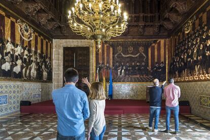 Las pinturas del siglo XVI que decoran las paredes de la sala de Corts del Palau de la Generalitat Valenciana reflejan las instituciones medievales.