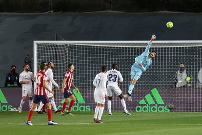 Thibaut Courtois portero del Real Madrid en plena estirada en un momento del partido.