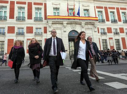 Los Alcaldes del Sur liderados por Sara Hernandez, alcaldesa de Getafe (derecha), en la sede de Presidencia.