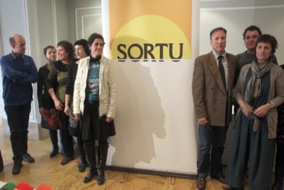 Miembros de Sortu el día de la presentación del nombre y el logotipo del partido.