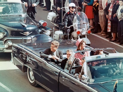 John F. Kennedy durante el recorrido en Dallas, Texas, el 22 de noviembre de 1963 antes de ser asesinado.