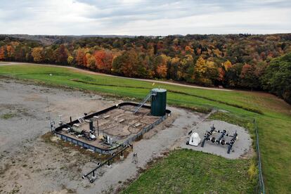 Vista aérea de una plataforma de pozo de fracking de gas natural en Freeport, Pensilvania, el jueves 15 de octubre de 2020.