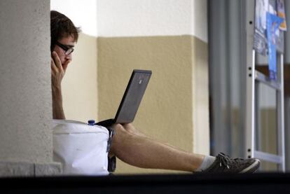 Un alumno en un pasillo de la Universidad Complutense.
