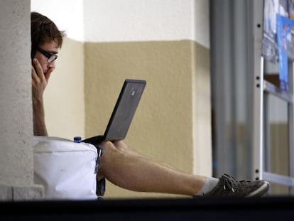 Un alumno en un pasillo de la Universidad Complutense. 