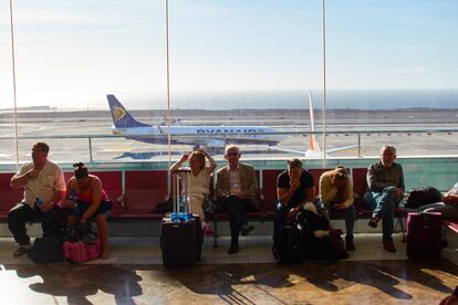 Turistas en el aeropuerto Tenerife Sur (Santa Cruz de Tenerife) en una imagen de archivo.