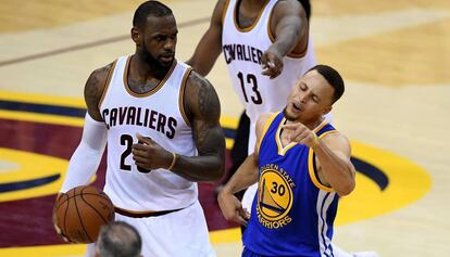 LeBron y Curry, durante su incidente en el sexto partido.