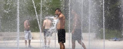 Madrileños se refrescan en el parque Juan Carlos I.