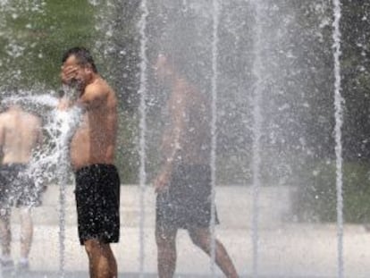 Madrileños se refrescan en el parque Juan Carlos I.