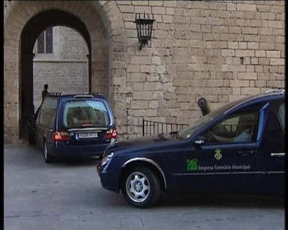 Los cadáveres de los dos guardias llegan a la Almudaina