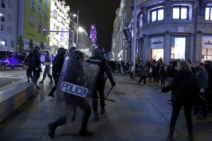 Cargas policiales en la plaza de Callao tras finalizar una marcha de extrema izquierda en apoyo a los partidos independentistas de Cataluña.