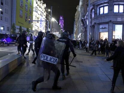 Cargas policiales en la plaza de Callao tras finalizar una marcha de extrema izquierda en apoyo a los partidos independentistas de Cataluña.