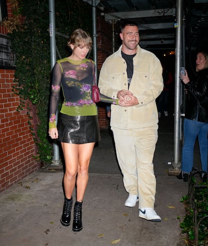 Durante una cena en el lujoso restaurante Waverly Inn de Nueva York, una de las primeras citas de la pareja, Swift se dejó ver con un top semitransparente con estampado floral de Jean Paul Gaultier conjuntado con minifalda negra, seña de identidad, firmada por una de las firmas neoyorquinas que adoran las fashionistas de pro, Khaité. Louis Vuitton está detrás de sus botas y Roger Vivier, de su bolso. Kelce lo apostó todo al beige (es fan de vestir de pies a cabeza el mismo color) y remató con unas sencillas zapatillas de Air Jordan de Nike.