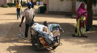 Un hombre es transportado en un carrito al hospital Nianakoro Fomba en Segou.