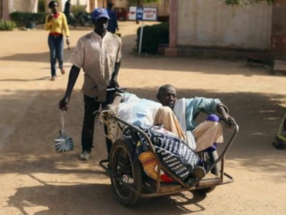Un hombre es transportado en un carrito al hospital Nianakoro Fomba en Segou.