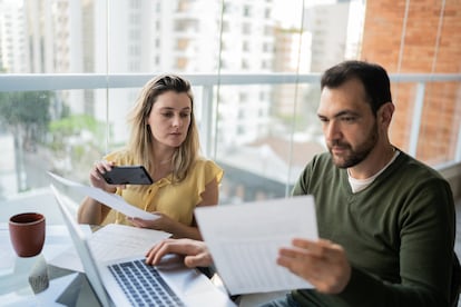 Con el lema 'Protege tu dinero, asegura tu futuro', la edición de este año se enfoca en la gestión segura de las finanzas personales. Subraya la importancia de mantener una actitud responsable e informada.