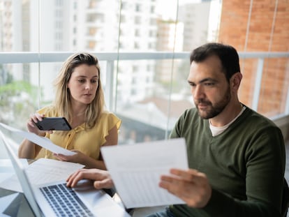 Con el lema 'Protege tu dinero, asegura tu futuro', la edición de este año se enfoca en la gestión segura de las finanzas personales. Subraya la importancia de mantener una actitud responsable e informada.