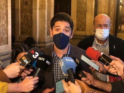 El portavoz de los comunse, David Cid (izq.), y el diputado Joan Carles Gallego comparecen tras la reunión con representantes del Govern