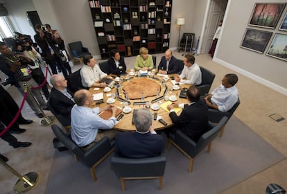De izquierda a derecha: La canciller alemana, Angela Merkel; el presidente ruso, Vladímir Putin; el primer ministro británico, David Cameron, los presidentes de EE.UU., Barack Obama; y de Francia, François Hollande; el primer ministro canadiense, Stephen Harper; el primer ministro italiano, Enrico Letta; el presidente del Consejo Europeo (CE), Herman Van Rompuy; el presidente de la Comisión Europea (CdE), José Manuel Durao Barroso; y el primer ministro japonés, Shinzo Abe, asisten a la segunda reunión plenaria de la cumbre del G8 celebrada en el hotel de Lough Erne, cerca de la localidad norirlandesa de Enniskillen, 18 de junio de 2013.