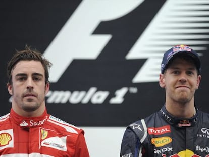 Fernando Alonso junto a Sebastian Vettel en el podio de Buddh.