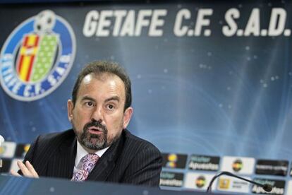 Getafe president &Aacute;ngel Torres announces the agreement to sell the club to Royal Emirates in 2011.