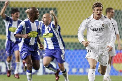 David Beckham corre mientras los jugadores del Espanyol celebran el gol.