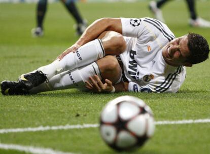 Cristiano Ronaldo se duele de la entrada que le lesionó durante el Madrid-Olympique de Marsella.
