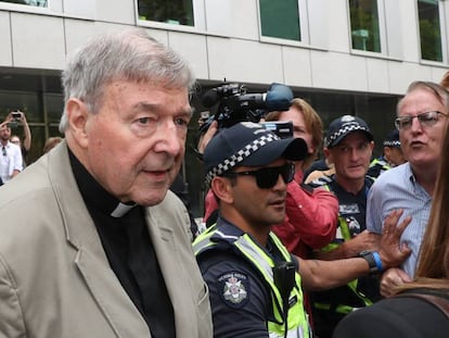 O cardeal George Pell chega ao tribunal de Melbourne nesta terça-feira. Em vídeo, a reação do presidente da conferência episcopal australiana.