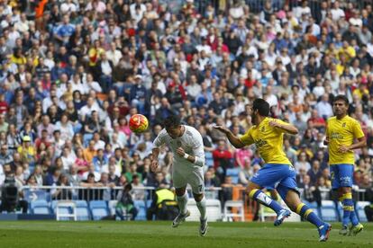 Cristiano marca de cabeza para el Madrid.