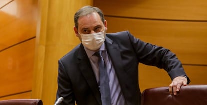 El ministro de Transportes, Movilidad y Agenda Urbana, José Luis Ábalos, protegido con mascarilla minutos antes de su comparecencia en el Senado en comisión de su departamento. 