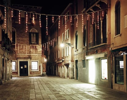 Los artistas tenían que elegir sus rincones favoritas de una de las ciudad más fotografiadas del mundo y capturarlos con ingenio. Philip&#x2010;Lorca diCorcia eligió esta esquina de una noche de Venecia. 'Luci'