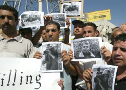 Protesta de periodistas en Ramala por la muerte de un cámara palestino de Reuters en Irak, abatido por un tanque de EE UU.