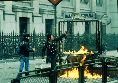 El Cojo Manteca rompiendo el letrero de una boca de Metro en el centro de Madrid durante una manifestación estudiantil, en enero de 1987.