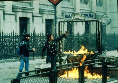 El Cojo Manteca rompiendo el letrero de una boca de Metro en el centro de Madrid durante una manifestación estudiantil, en enero de 1987.