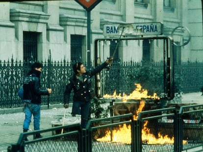 El Cojo Manteca rompiendo el letrero de una boca de Metro en el centro de Madrid durante una manifestación estudiantil, en enero de 1987.
